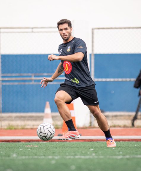Guilherme jogando futebol