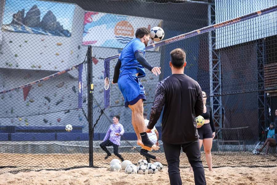 Guilherme jogando futevôlei